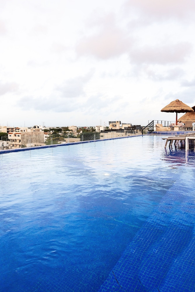 Sunday Hotel 52 at Playa del Carmen 45/50