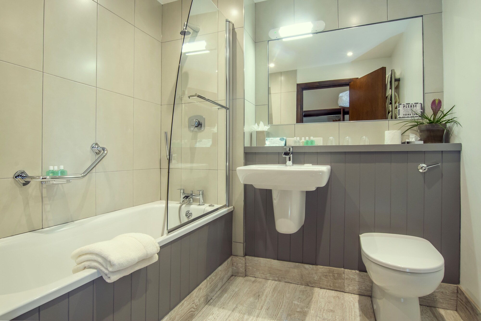 Plus, 1 King and 1 Single Beds، Ardagh Hotel And Restaurant 3/3
