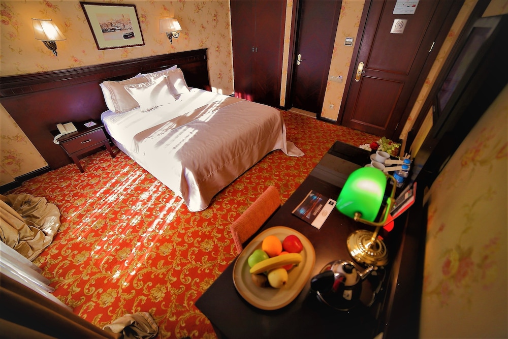 Pera Rose Hotel 46/78