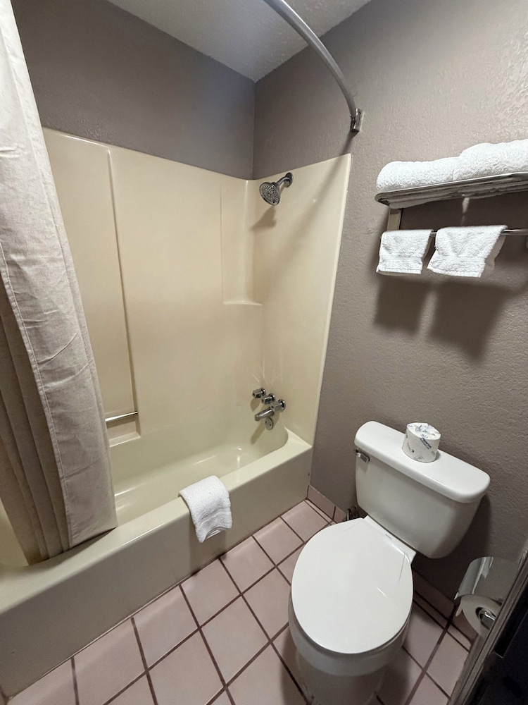 Colonial Inn 42/47