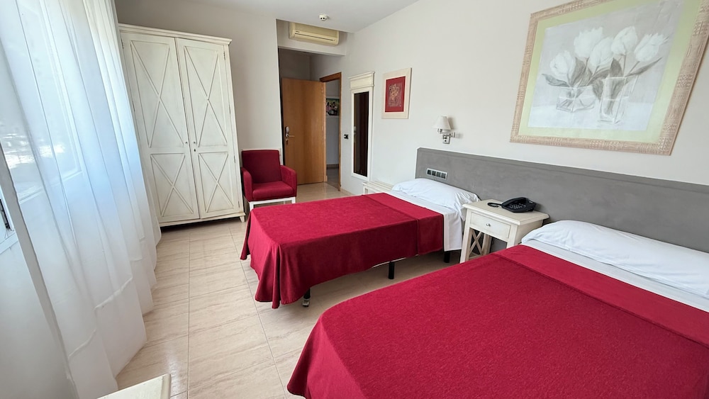 ROOM, TWIN BEDS