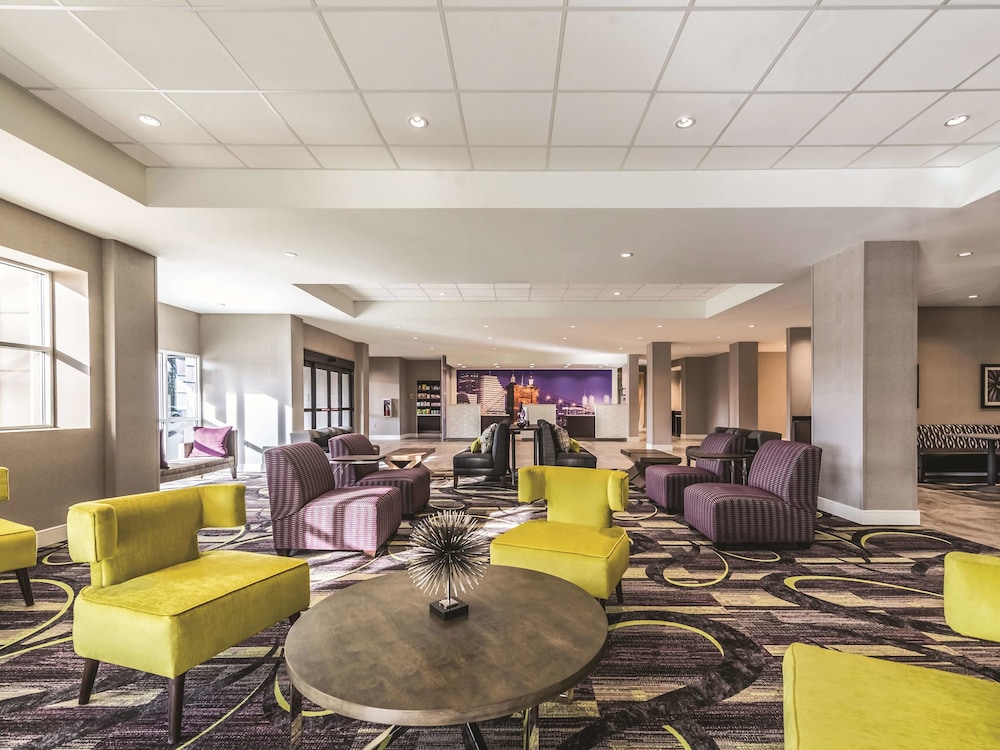 La Quinta Inn & Suites by Wyndham Cincinnati Sharonville 29/45