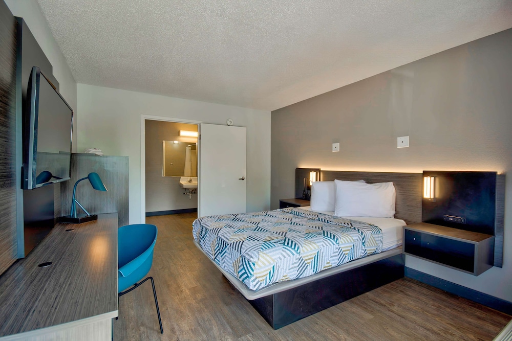 1 Full Bed - ADA/RI Shower/Premium/Micfridge