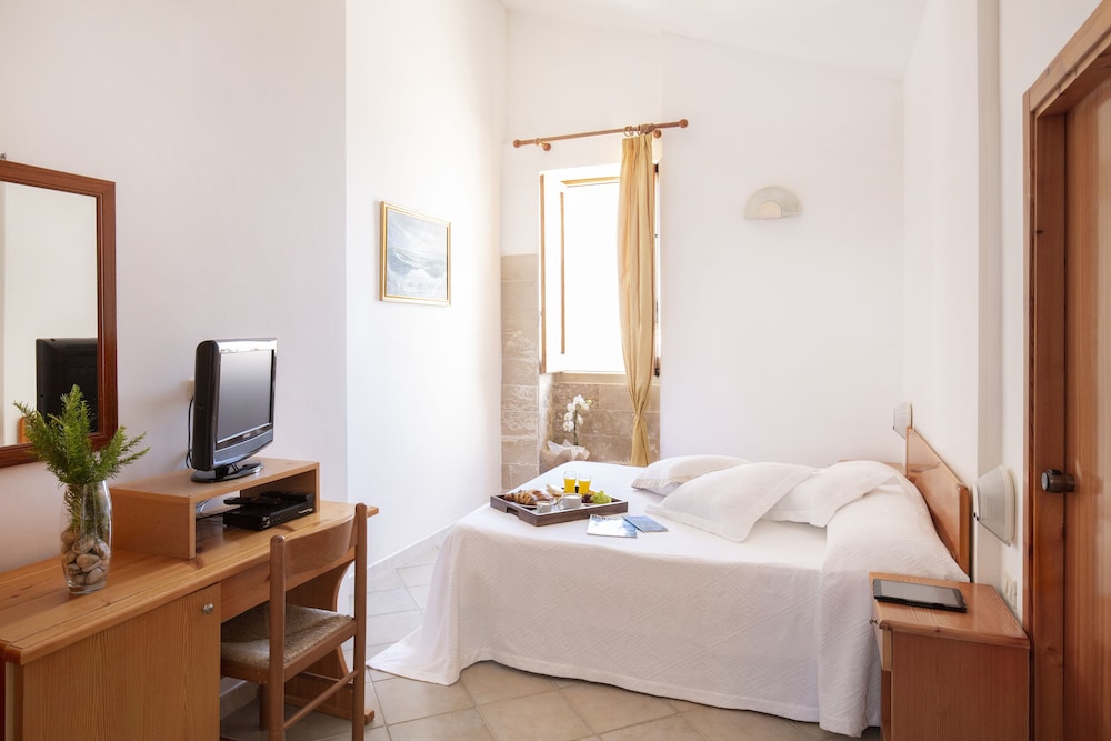 ROOM, DOUBLE OR TWIN BED