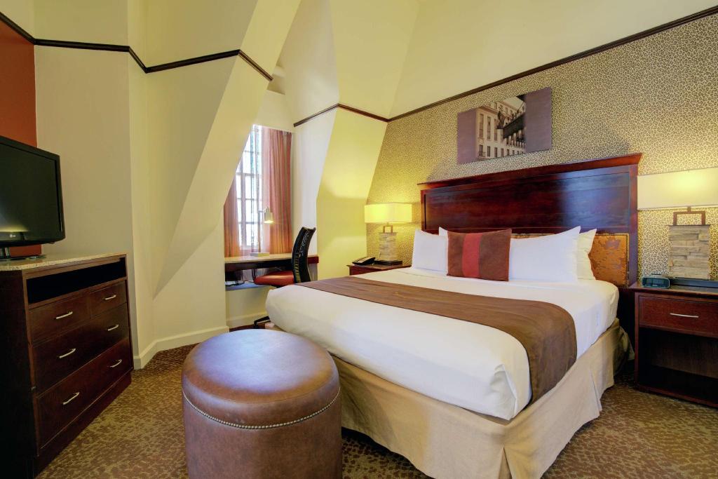 Alamo, Suite, King Bed, City or Alamo View