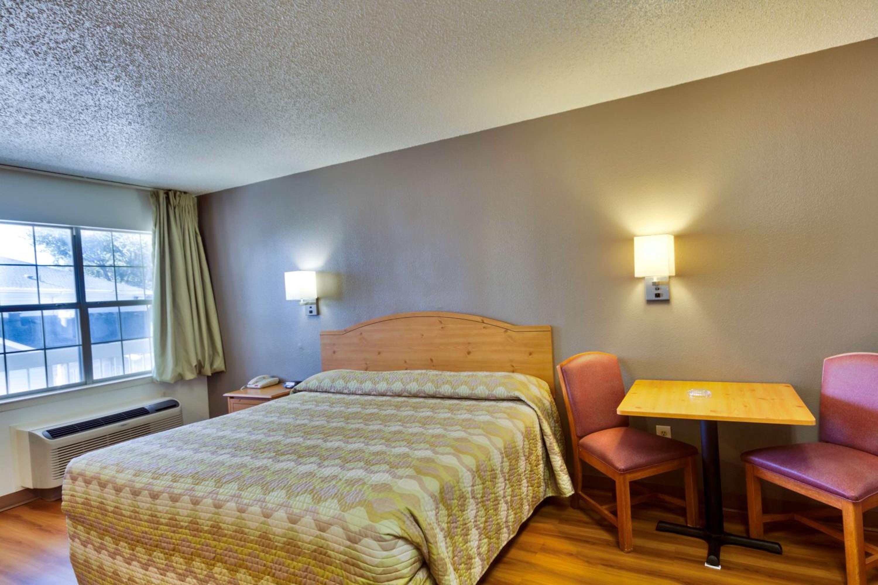 ROOM, QUEEN BED, SMOKING