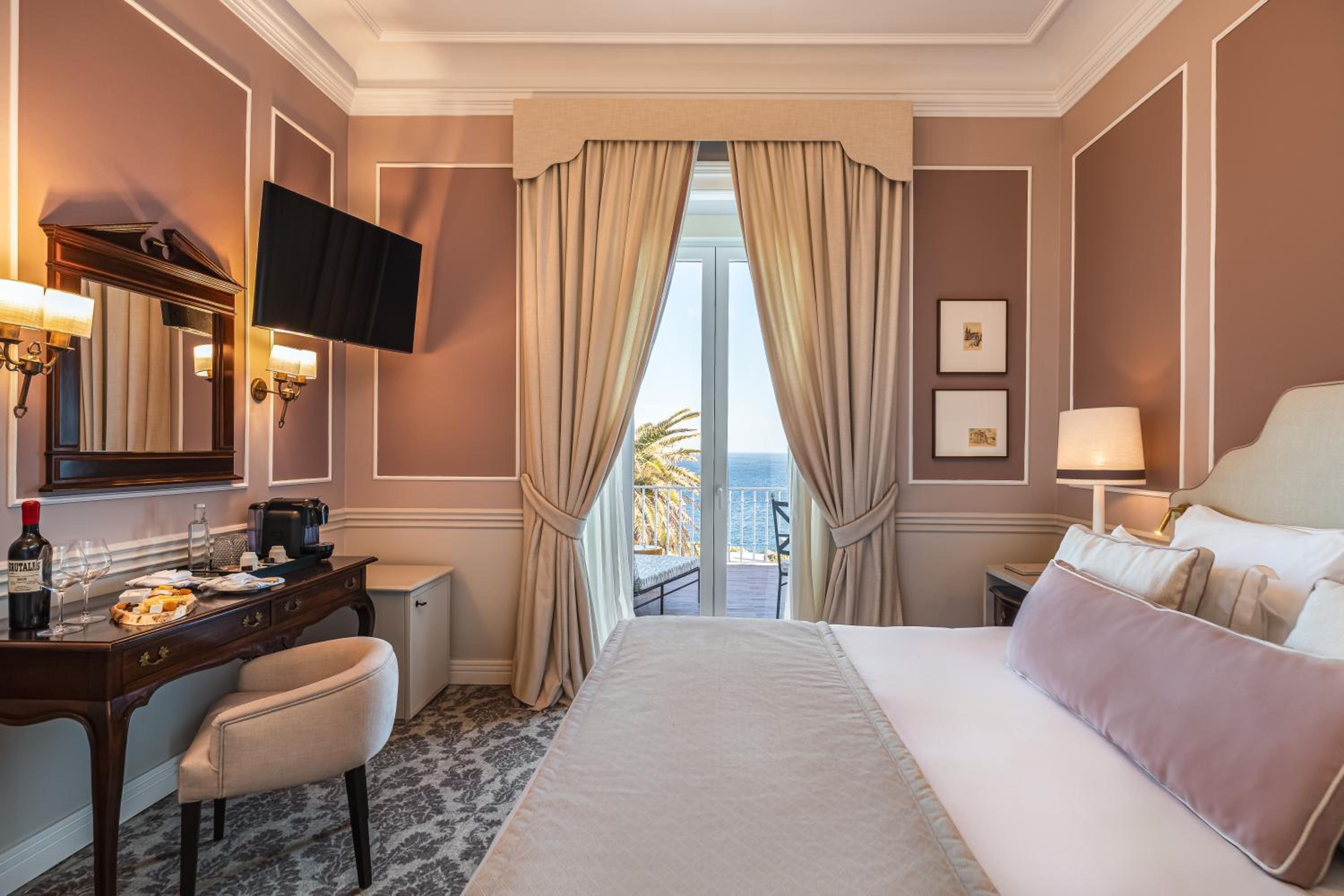 غرفة بريميوم بسرير مزدوج بإطلالة على البحر بشرفة، Hotel Senhora Da Guia 3/10