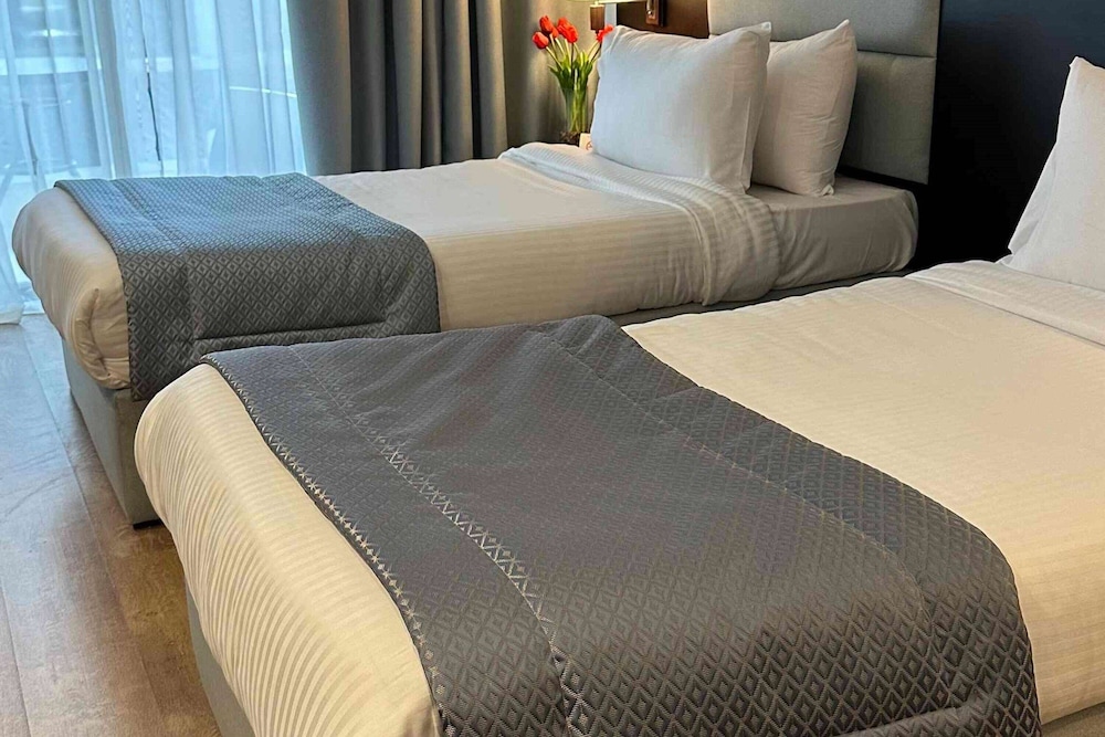 EXECUTIVE, TWIN BEDS