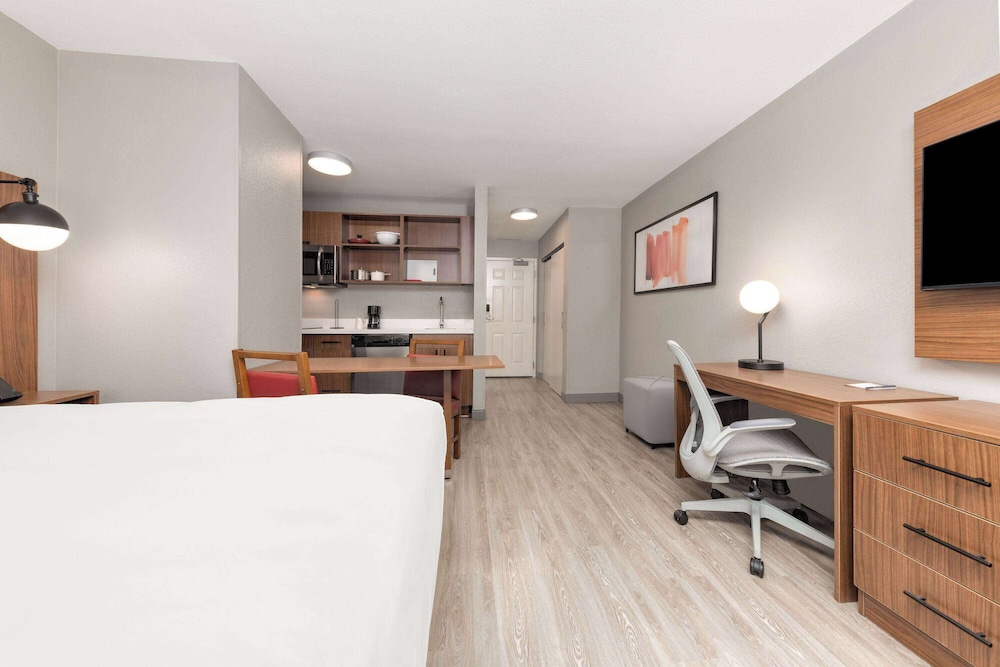 Hawthorn Extended Stay by Wyndham Bedford / Dallas 9/49
