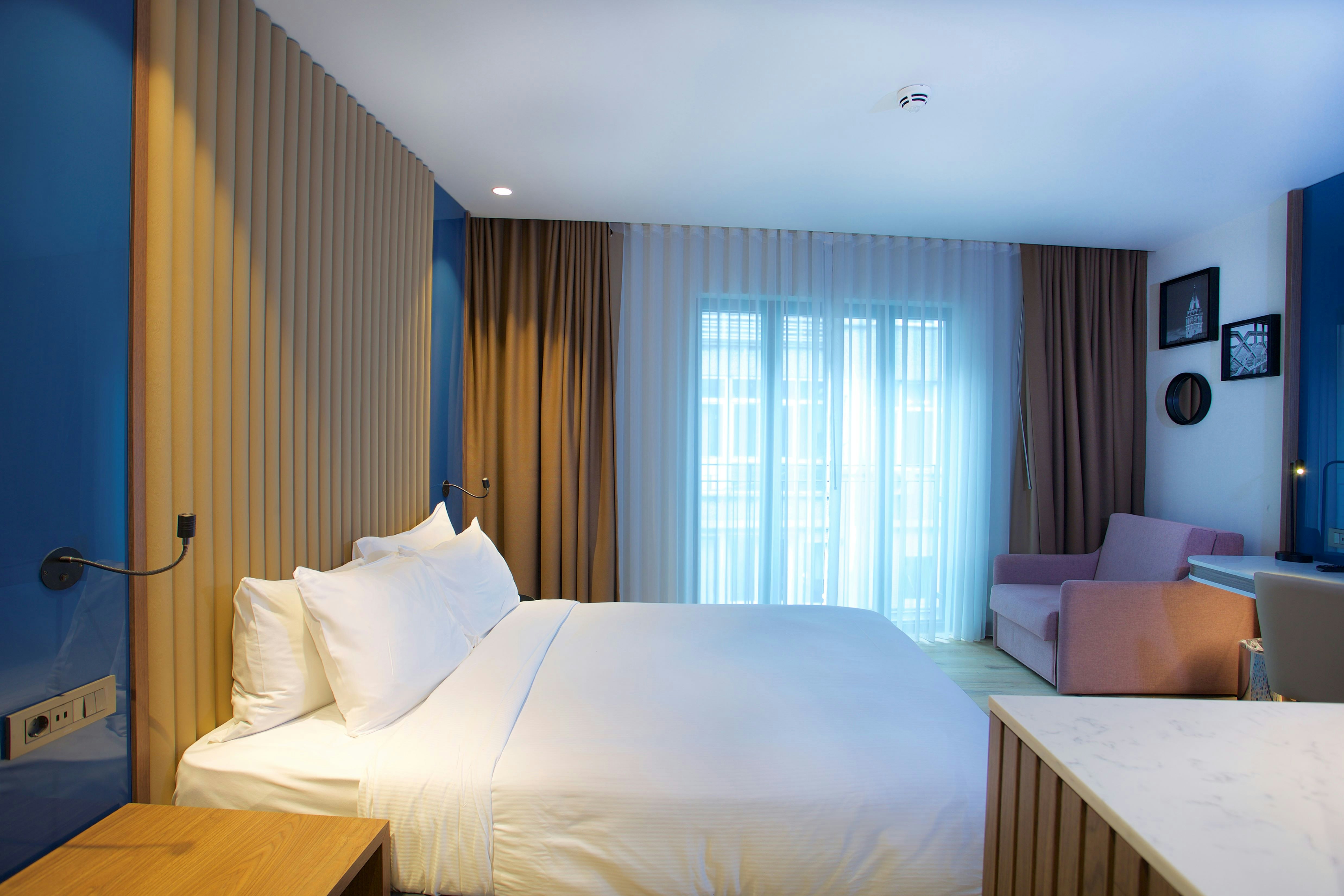 ROOM, QUEEN BED