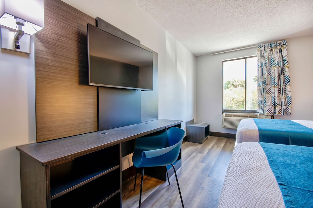 Motel6 Jeffersonville, IN - Louisville 24/33