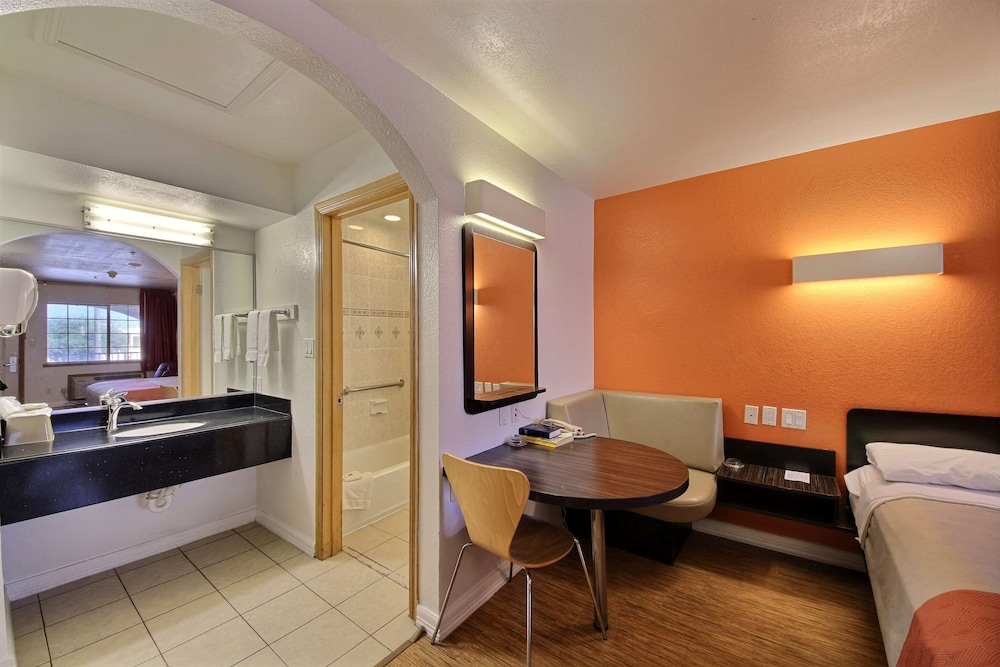 Motel6 Edinburg, TX 39/49