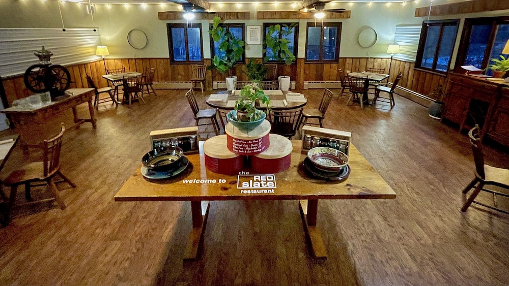 The Upper Pass Lodge at Magic Mountain 21/32