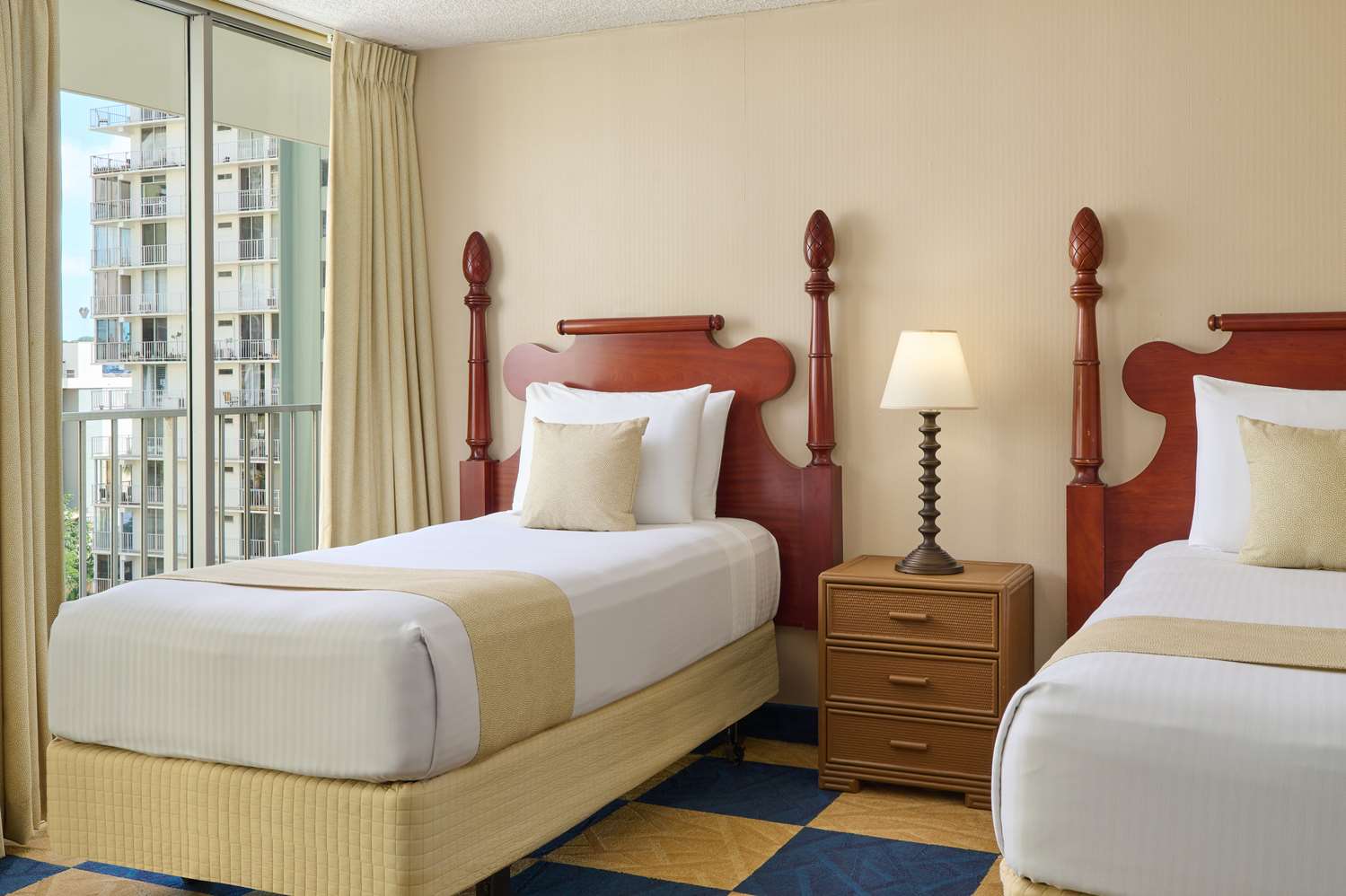 Ewa Hotel Waikiki 7/24