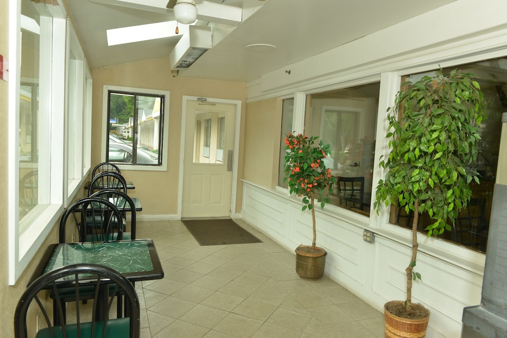 Whitney Inn & Suites 23/34