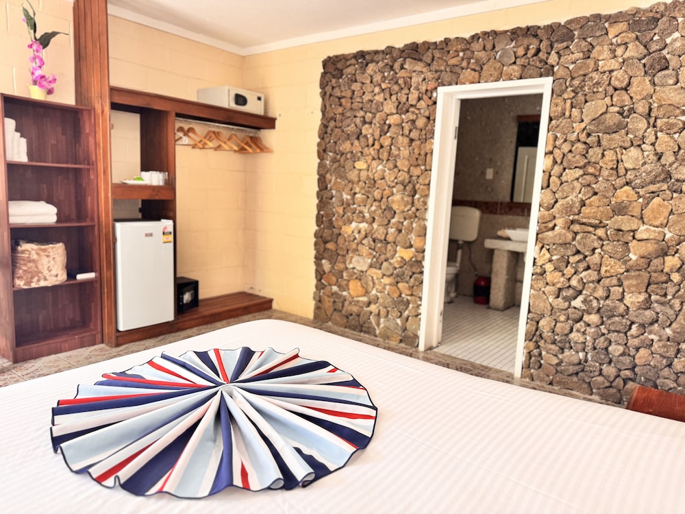 Orator Hotel Samoa 16/65