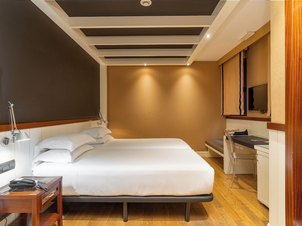 ECONOMY, DOUBLE OR TWIN BED