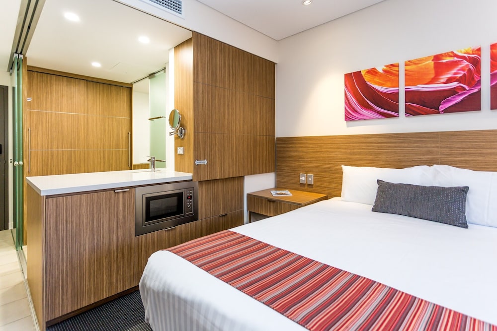EXECUTIVE, QUEEN BED