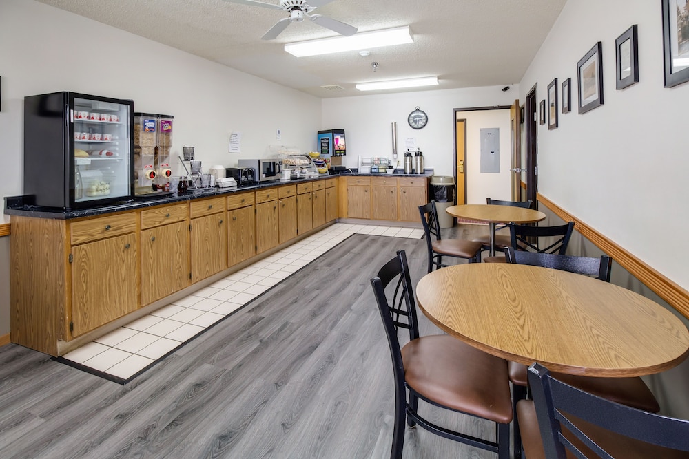 Alliance Hotel & Suites, a Howard Johnson by Wyndham 44/58