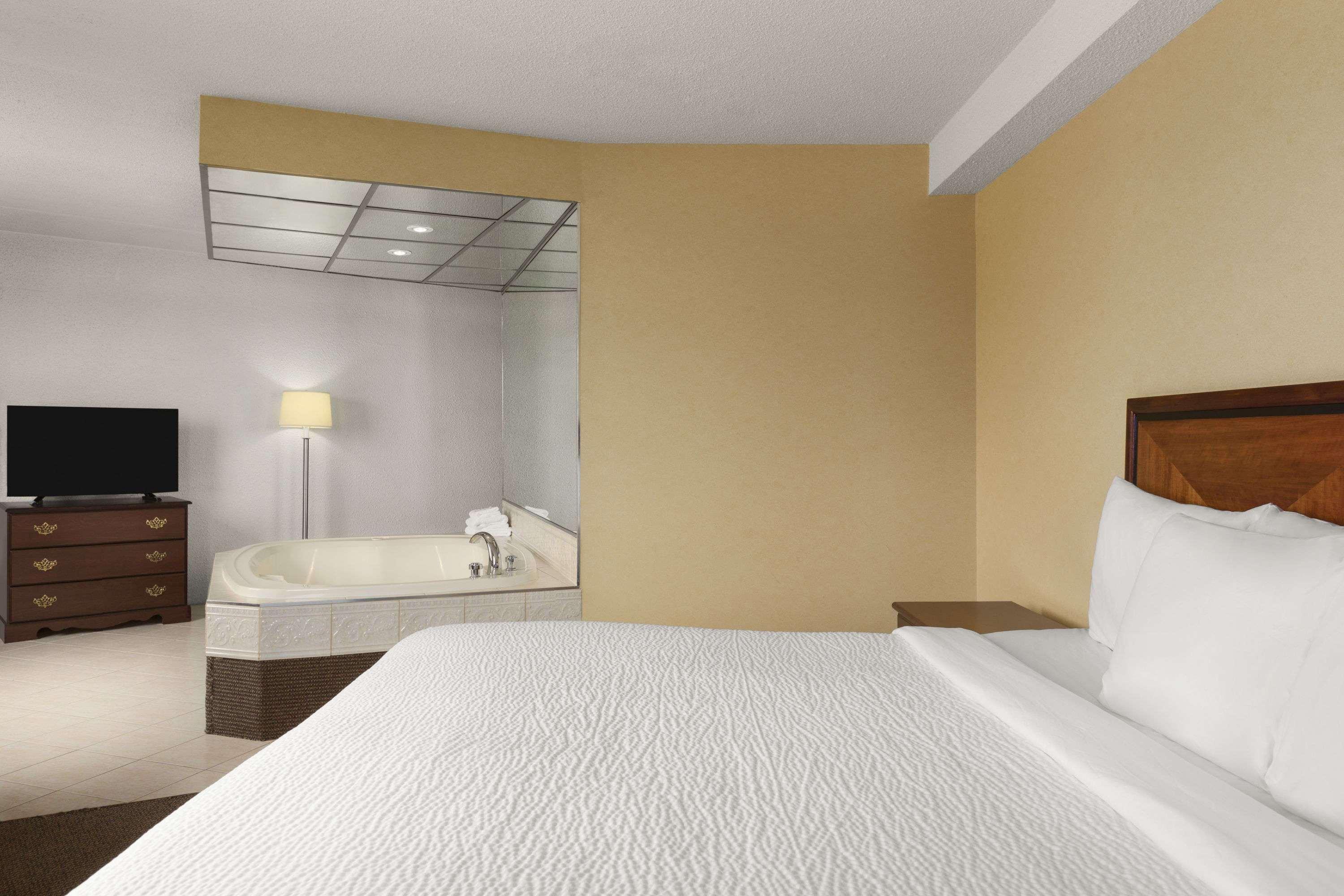 جناح بسرير كينج، Days Inn by Wyndham Fallsview 2/2