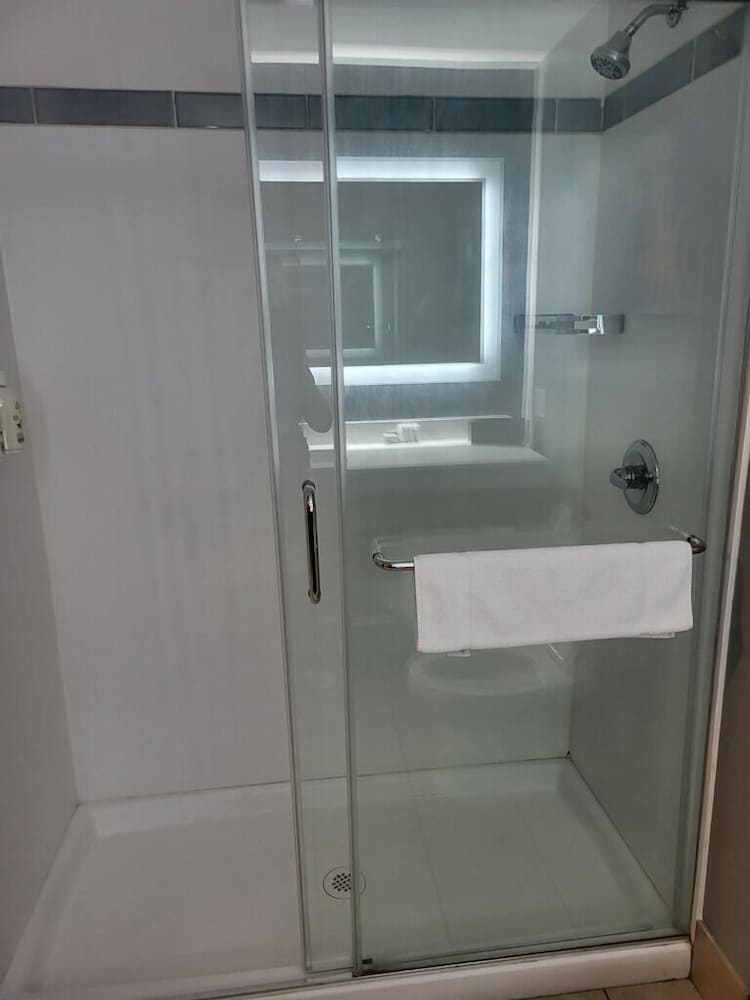 La Quinta Inn & Suites by Wyndham Louisville East 43/45