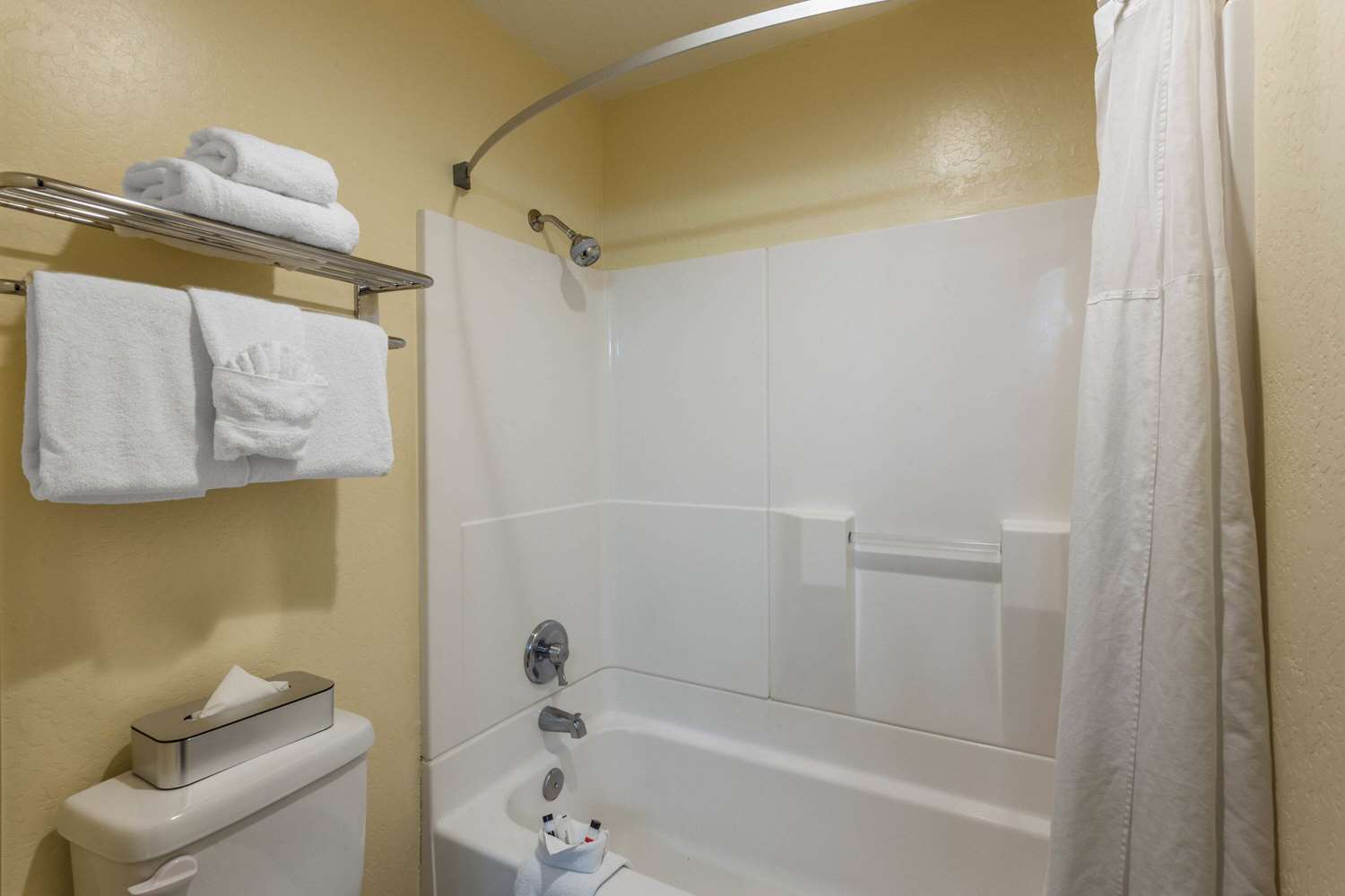Days Inn & Suites by Wyndham East Flagstaff 35/36