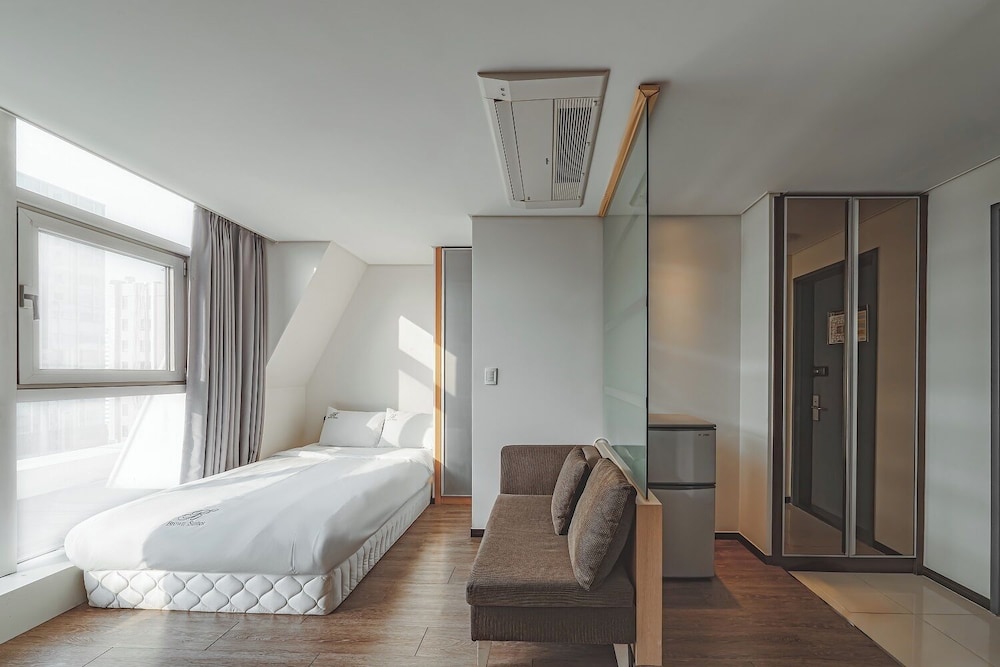 Brown Suites Sinchon Central 21/48