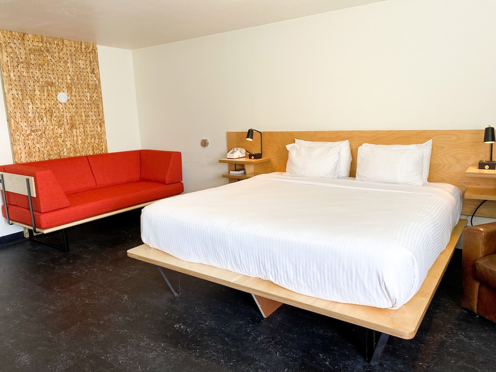 University Inn 18/63