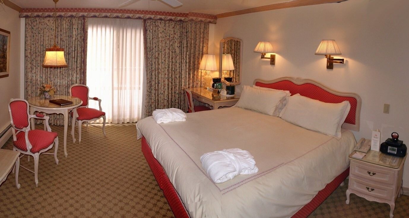 DELUXE, KING BED