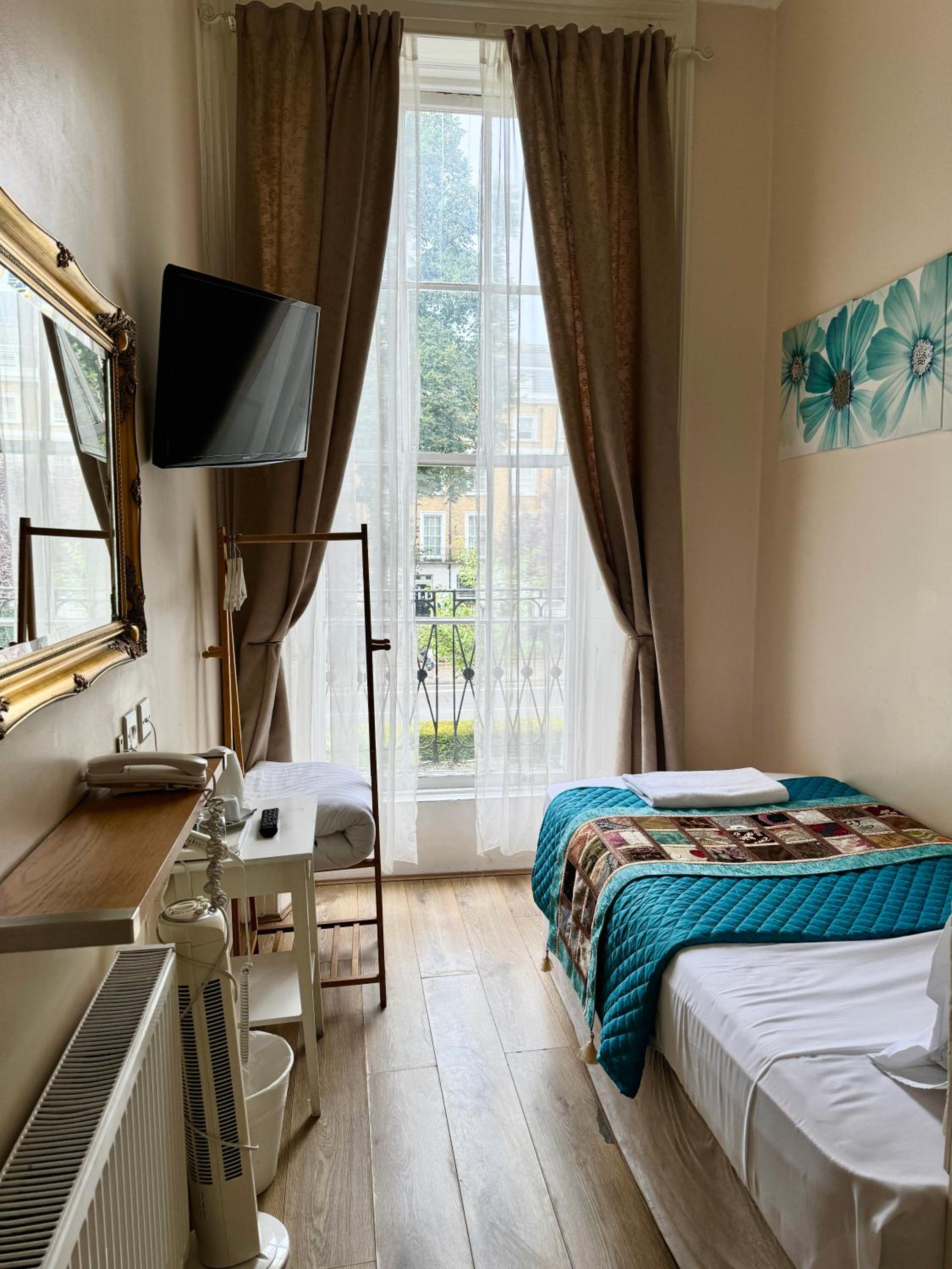 ROOM, SINGLE
