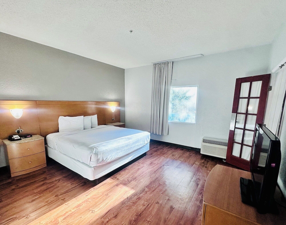 SUITE, KING BED