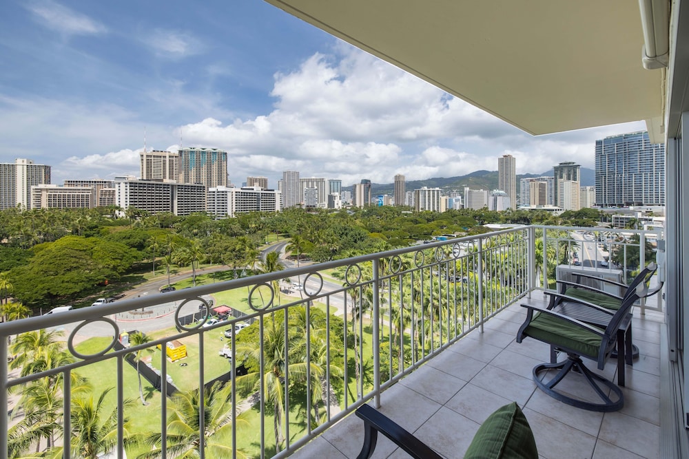 Waikiki Shore by OUTRIGGER 53/81