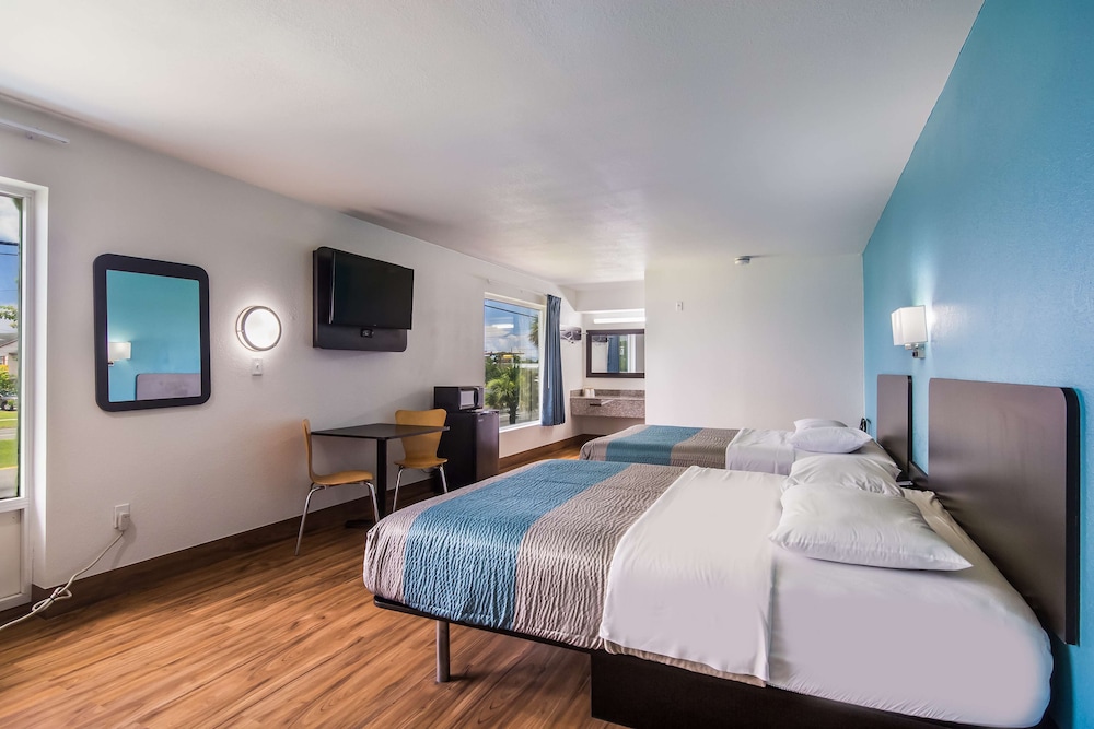 Motel6 Pensacola, FL - NAS 14/35