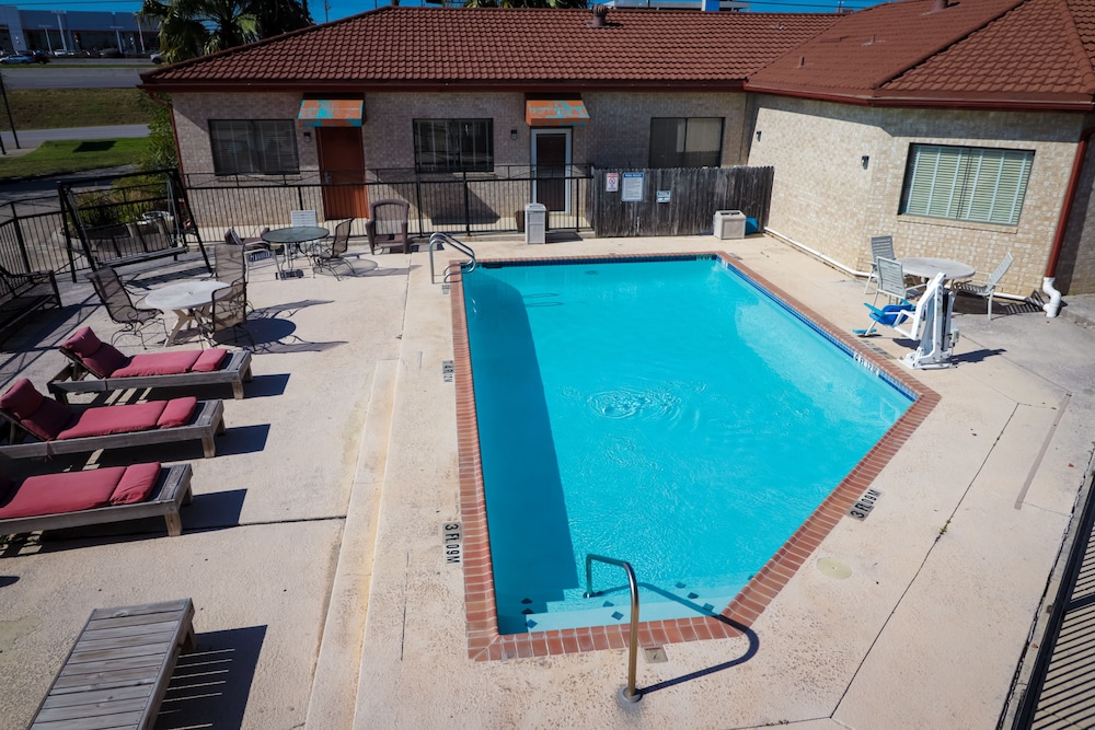 University Inn Suites 37/39