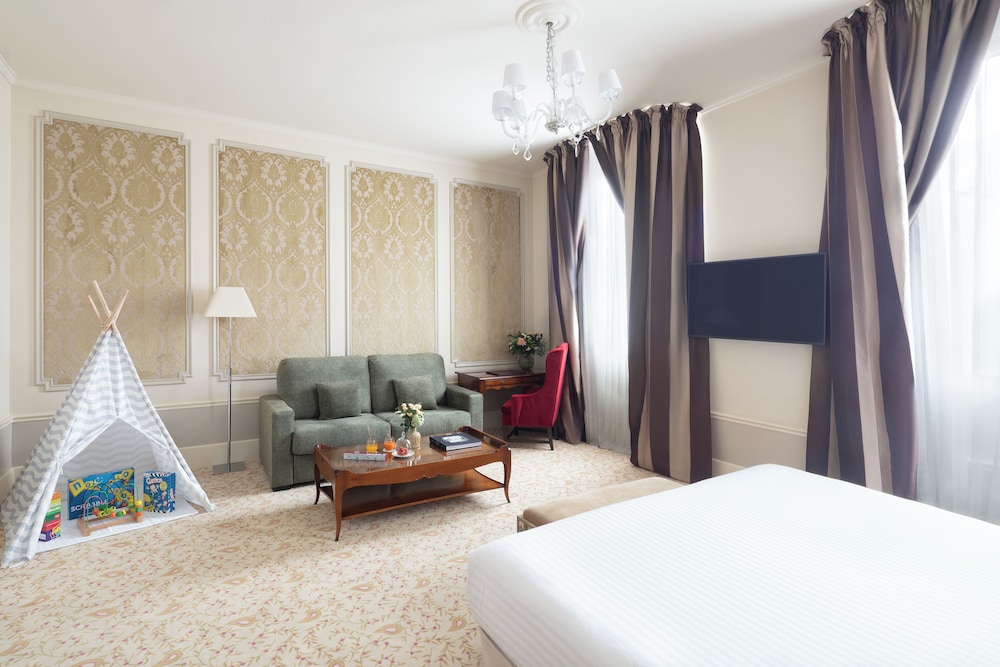 3 BEDROOMS, FAMILY SUITE