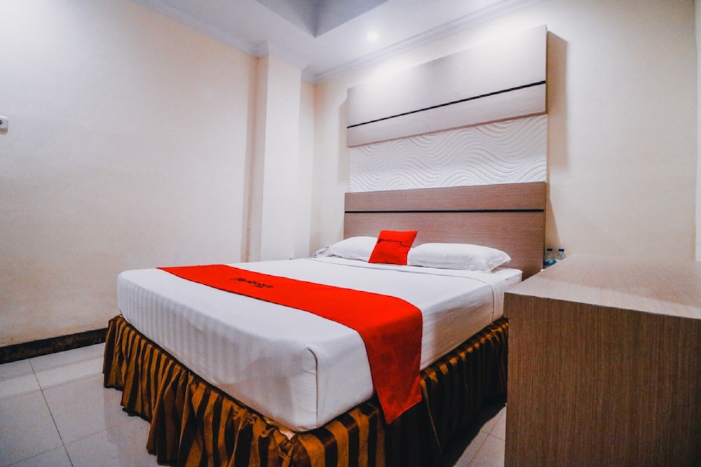 Reddoorz Plus Near Makassar Town Square 15/21