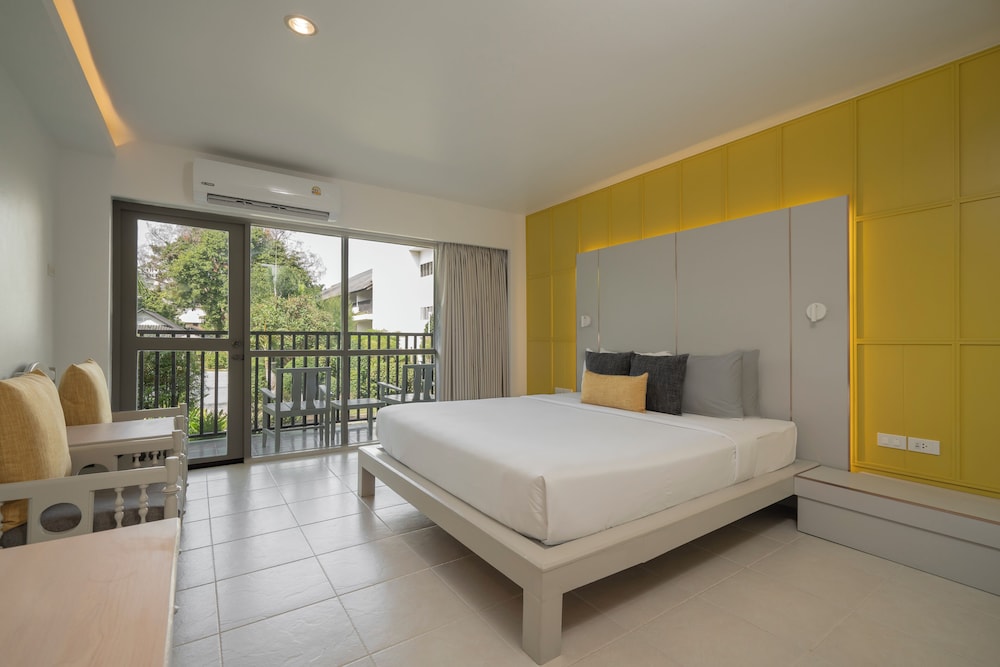 SUPERIOR ROOM POOL VIEW