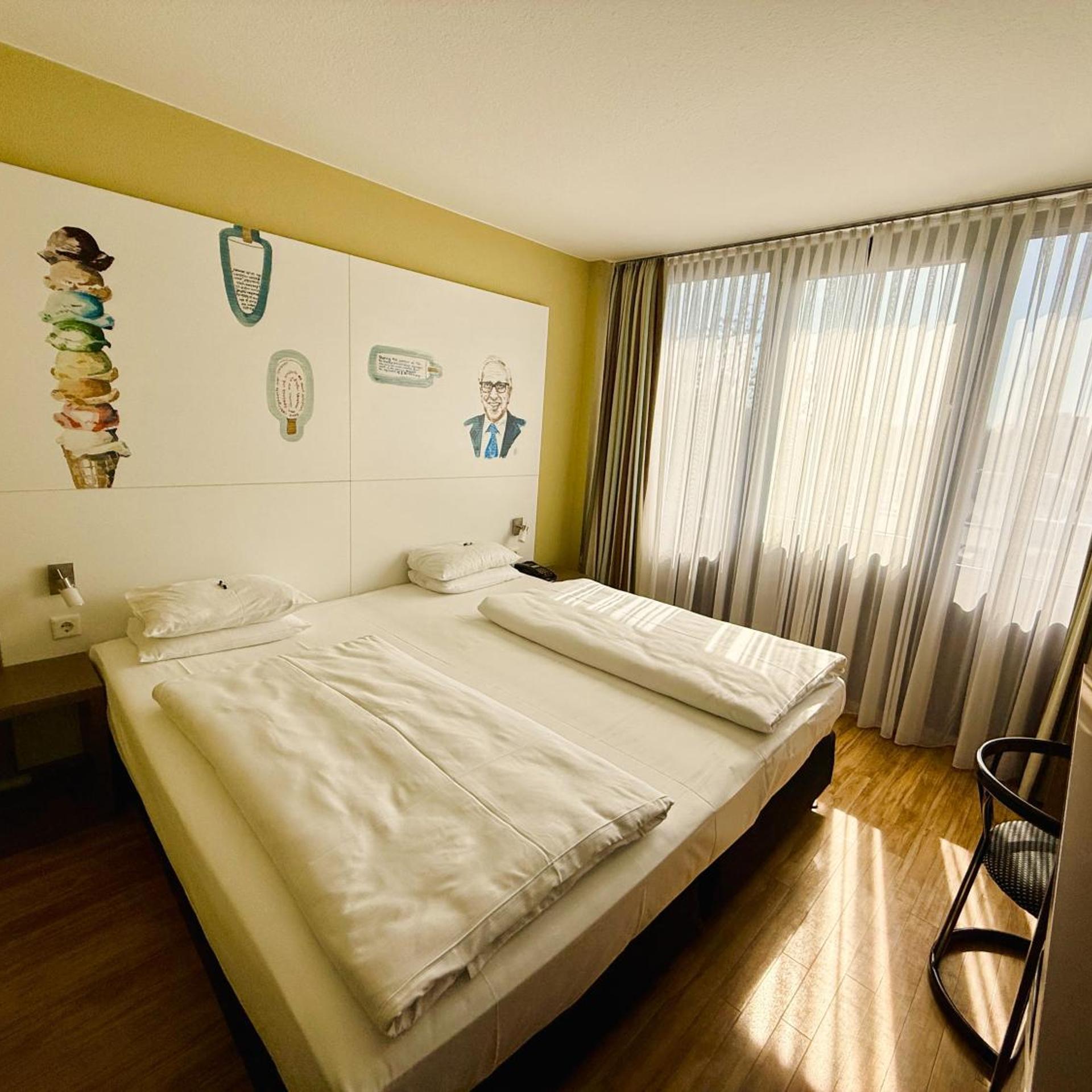 ROOM, DOUBLE BED