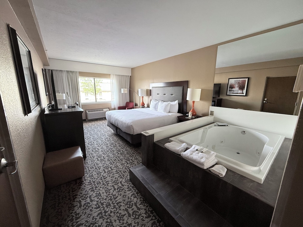 DELUXE, KING BED