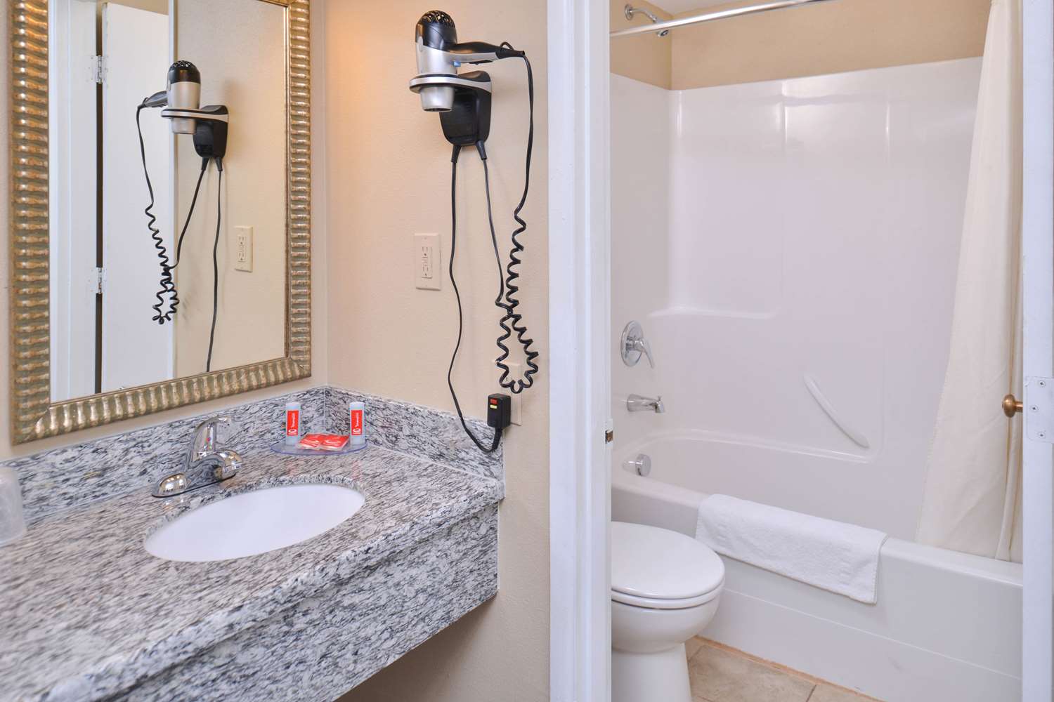 Econo Lodge Kennewick Tri-Cities 24/27