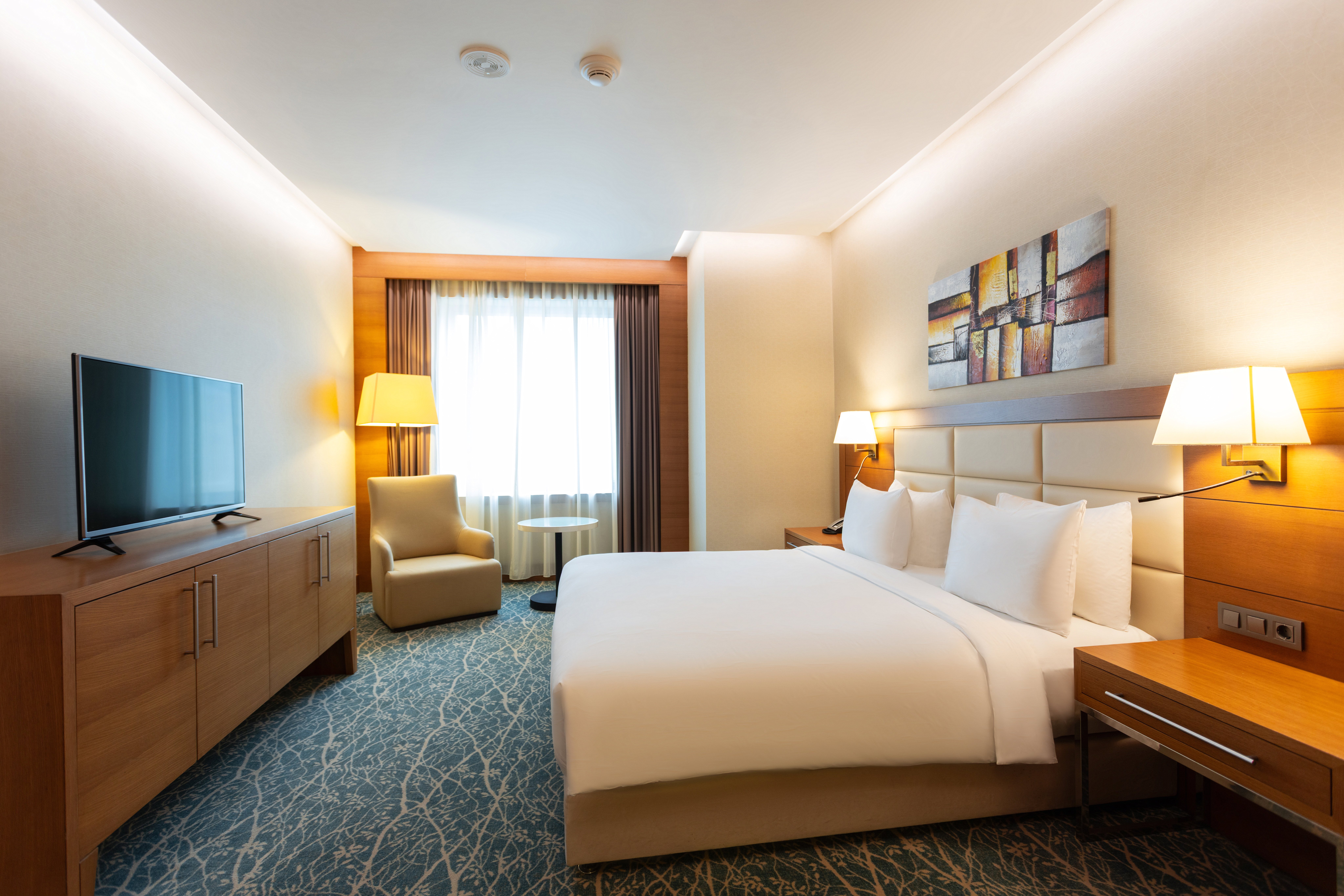 جناح بسرير كينج مع أريكة، Holiday Inn Baku 2/3