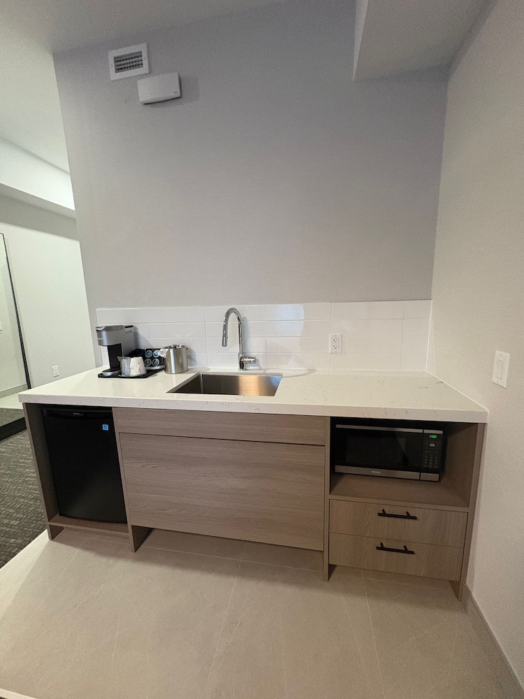La Quinta Inn & Suites by Wyndham Kelowna BC 10/51