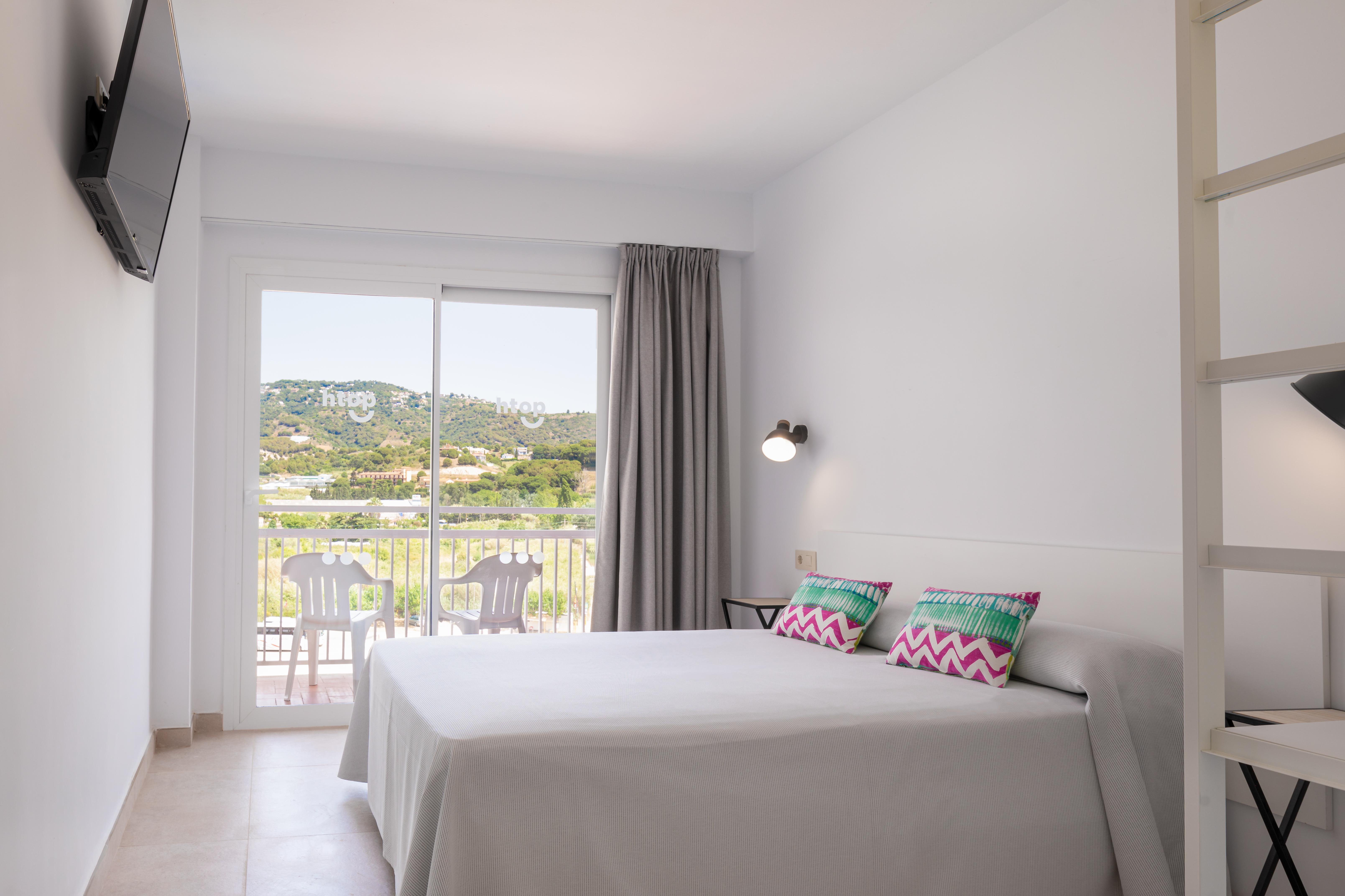 غرفة قياسية بسريرين منفصلين بشرفة