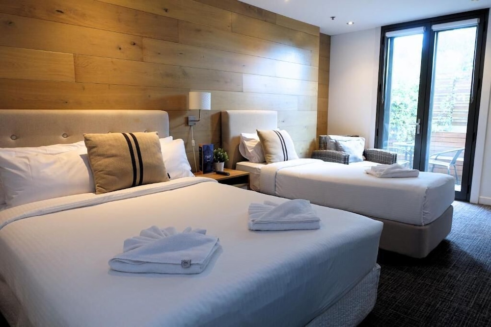 DELUXE, 1 QUEEN AND 1 SINGLE BED, BALCONY