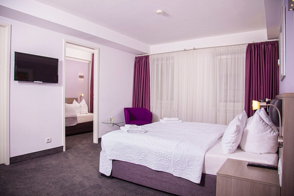 ROOM, TRIPLE