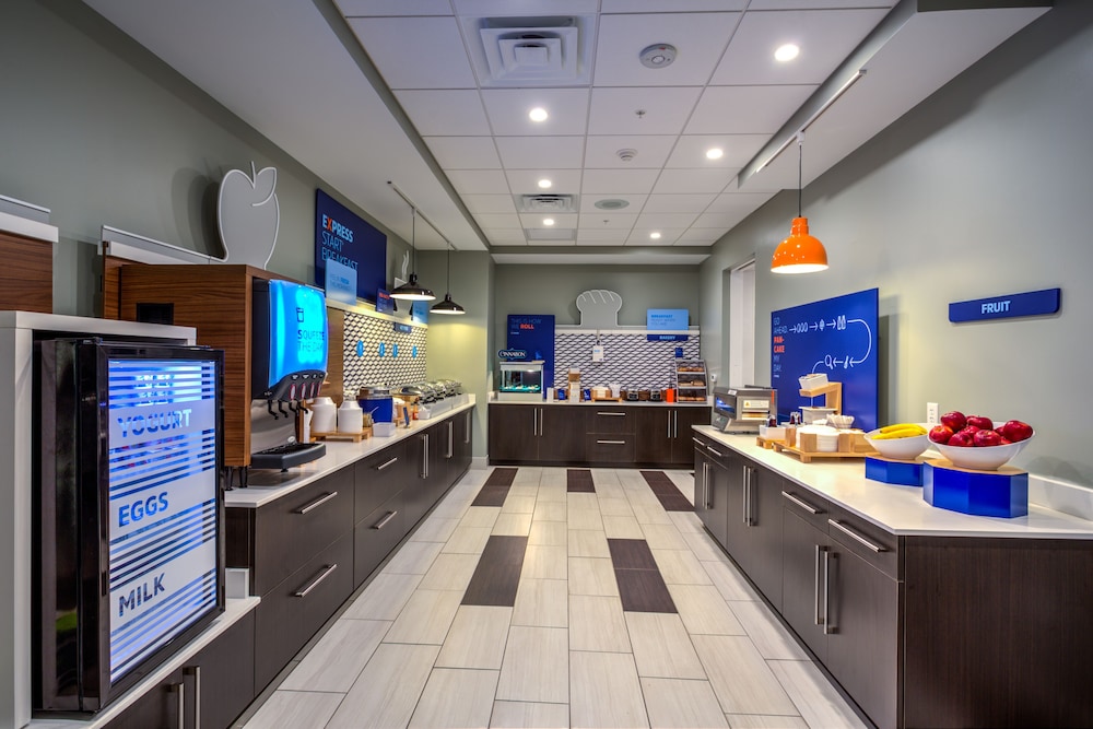 Holiday Inn Express Suites Reedsville State Coll Area 37/56