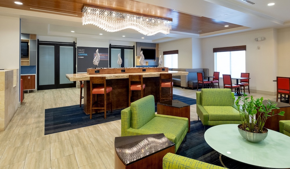 Holiday Inn Express and Suites Orlando - International Drive 64/79