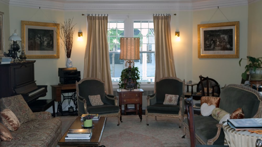 Moseley Cottage Inn and Town Motel 21/50