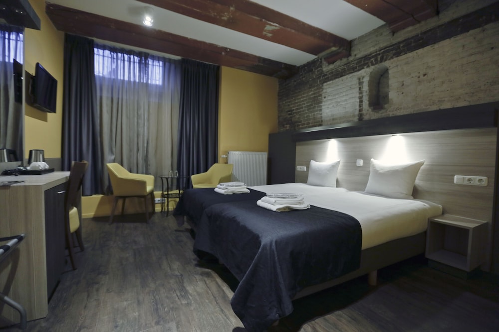 Basement, Twin Beds