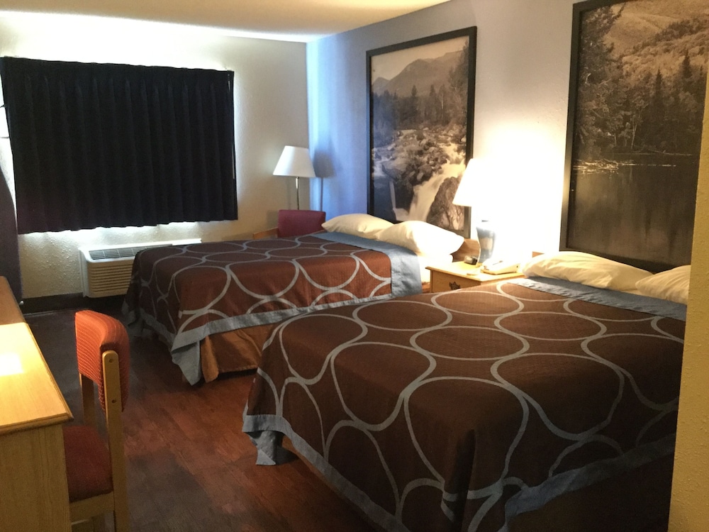Super 8 by Wyndham Middletown 11/24